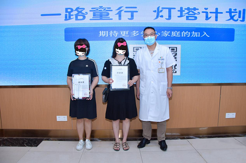医院院长杨文贵为两个爱心家庭颁发了感谢证书以感谢两位家长的爱心分享